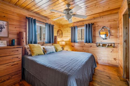 Ένα ή περισσότερα κρεβάτια σε δωμάτιο στο Laughing Bear Cabin 44B