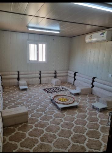 Pokój z pokojem ze stołem i krzesłami w obiekcie نزل ريفي w mieście Madain Saleh