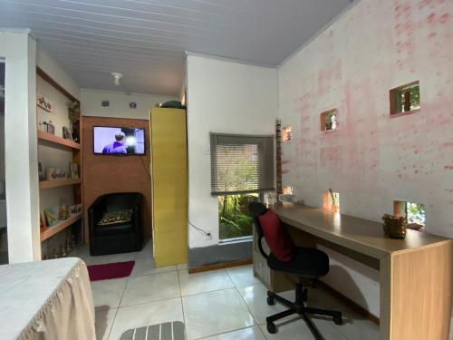 聖安娜－利弗拉門圖的住宿－Espaço privativo, funcional e aconchegante，一个带桌子和椅子的家庭办公室