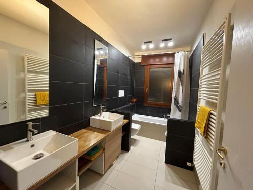 uma casa de banho com um lavatório, um WC e uma banheira em Clodia Skyline em Chioggia
