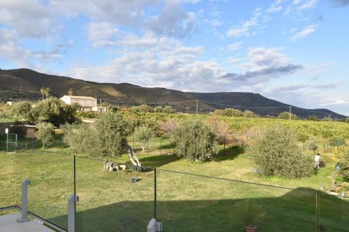 a view of a field with animals in the grass at I Secolari di Giulia in Avola