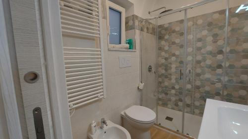 un piccolo bagno con servizi igienici e lavandino di Marina House a Cefalù