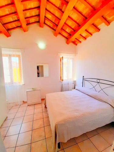 a bedroom with a large white bed in a room at Cielo terra Luna, in centro a Numana in Numana