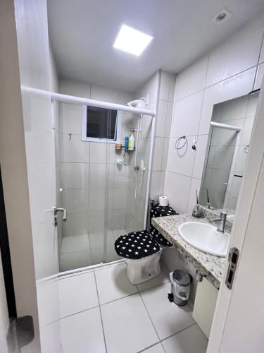 y baño con ducha, aseo y lavamanos. en Apartamento vista ao mar en São Luís