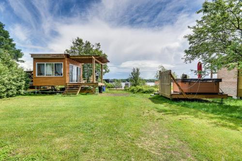 a tiny house in the middle of a yard at Le gîte du Lac à la Tortue in Herouxville