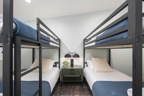 sypialnia z 2 łóżkami piętrowymi i biurkiem w obiekcie Renovated Flat near Historic 25th Street, 2BR 1BA w mieście Ogden