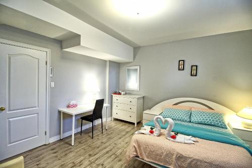 sypialnia z łóżkiem z 2 lalkami w obiekcie Bright Basement & Private Bathroom, free Parking w mieście Vaughan