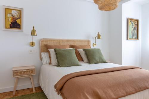 - une chambre avec un grand lit et des oreillers verts dans l'établissement El Mirador de la Catedral de Oviedo, à Oviedo