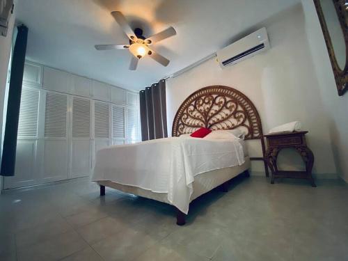 1 dormitorio con 1 cama y ventilador de techo en Zely Home #3, en Cancún
