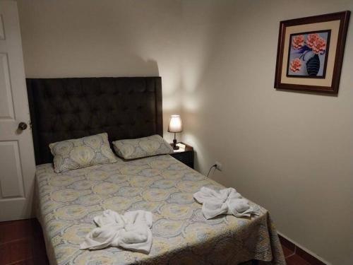 a bedroom with a bed with towels on it at Casa en Comayagua cerca de Palmerola in Comayagua