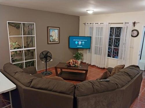 a living room with a couch and a flat screen tv at Casa en Comayagua cerca de Palmerola in Comayagua