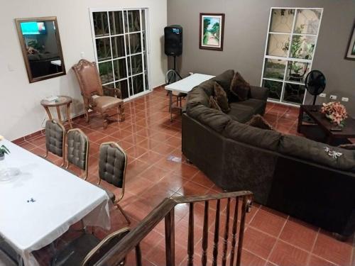a living room with a couch and a table at Casa en Comayagua cerca de Palmerola in Comayagua