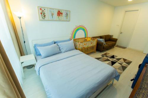 um pequeno quarto com uma cama e um sofá em Kuala Lumpur Kids Friendly Playground Bunk Bed em Kuala Lumpur