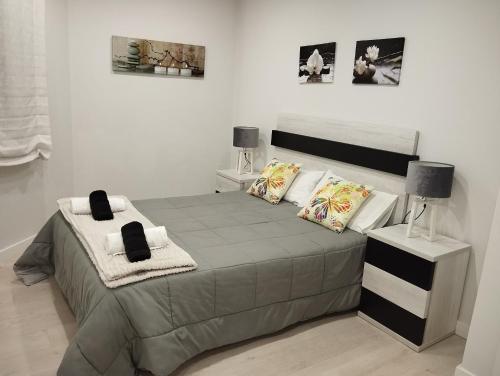 Alojamiento Buenos Aires في أورينس: غرفة نوم عليها سرير ووسادتين