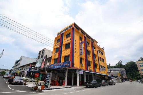 a yellow building on the corner of a street at Mersing Hotel in Mersing
