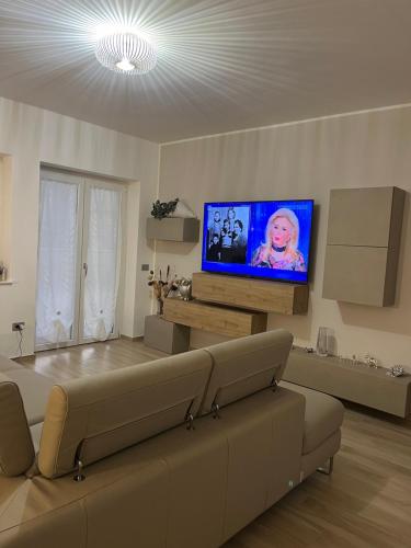 a living room with a couch and a flat screen tv at B&B La Terrazza in Cotronei