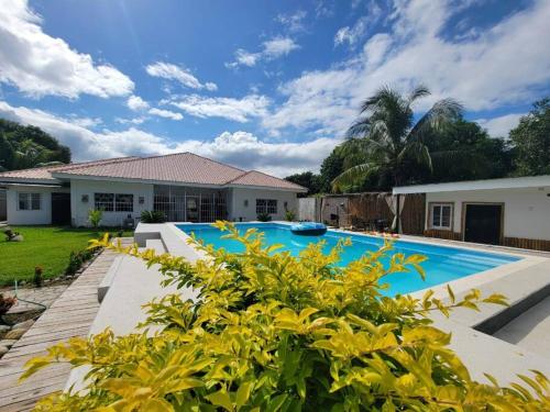 a swimming pool in the backyard of a house at Villa Rita in La Ceiba