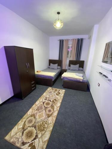カイロにあるHorus Pyramids Innのベッド2台とソファが備わる小さな客室です。