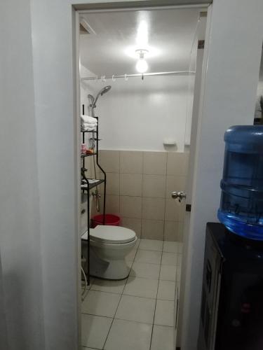 uma pequena casa de banho com um WC e uma luz em Drea Staycation 2 Bedroom at Urban Deca Homes Marilao em Marilao