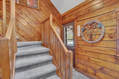 Imagen de la galería de Log Cabin and Guest House Sleeps 18 2 Game Rooms, en Long Pond