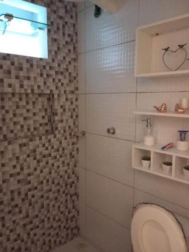 La salle de bains est pourvue d'une douche et de toilettes. dans l'établissement Praia Guaibim, à Guaibim