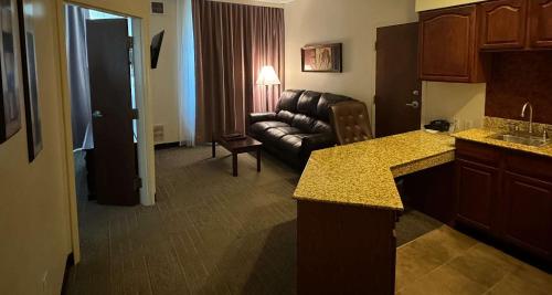 Un lugar para sentarse en Best Western PLUS Hannaford Inn & Suites