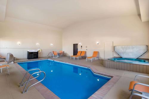 uma grande piscina num quarto de hotel com cadeiras em Quality Inn & Suites Steamboat Springs em Steamboat Springs