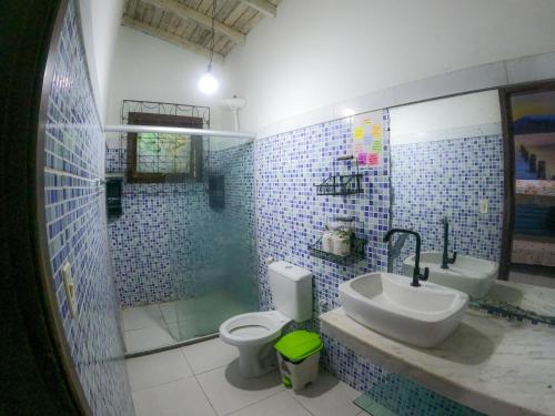 a bathroom with a sink and a toilet at Hostel Alto Astral - Lagoa in Morro de São Paulo