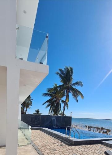 Cette maison avec piscine offre une vue sur la plage. dans l'établissement Privada del Mar Altata, à Altata