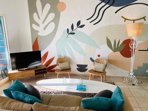 Μια τηλεόραση ή/και κέντρο ψυχαγωγίας στο BOSECRET Superbe sur la plage à Orient Bay Piscine NEW