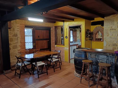 Habitación con mesa, sillas y barril de vino en El Espesedo de Cabárceno, en Argomilla
