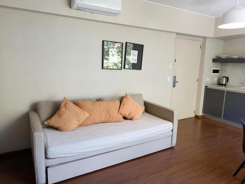 ブエノスアイレスにあるAyres Apartments Palermoのリビングルーム(ソファ、枕2つ付)