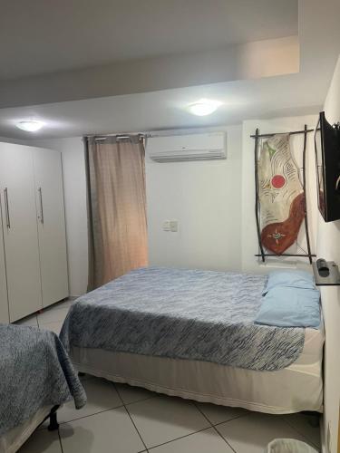 1 dormitorio con 1 cama en una habitación en Flat La Piazzetta, en Pipa