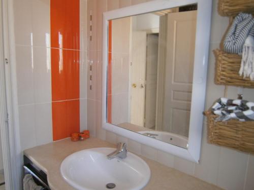 uma casa de banho com um lavatório e um espelho em Tataouineranch em Tataouine