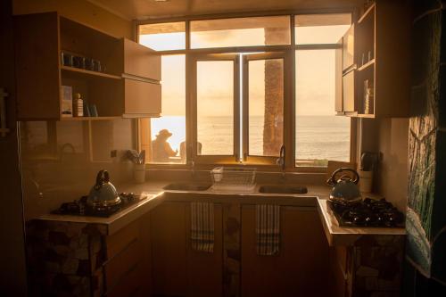 cocina con ventana y vistas al océano en Sunset en Chancay