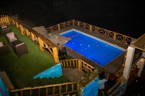 una vista aérea de una piscina por la noche en Sunset en Chancay