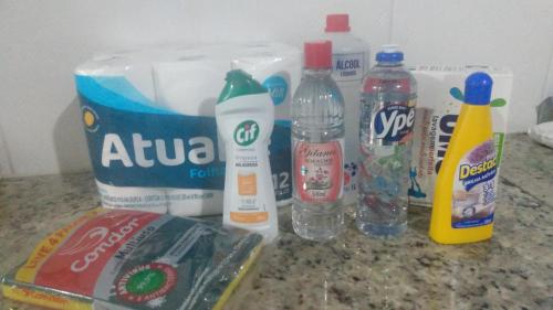 eine Theke mit Wasserflaschen und anderen Gegenständen darauf in der Unterkunft Flat 102 in São Paulo
