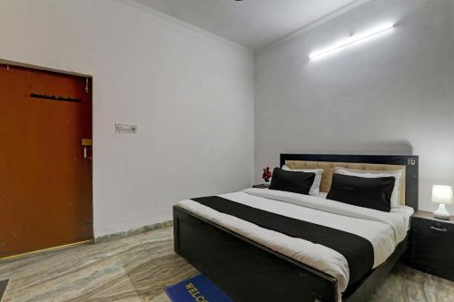 um quarto com uma cama grande e uma porta vermelha em OYO Flagship Dripp Stay Inn em Lucknow