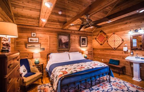 1 dormitorio con 1 cama en una cabaña de madera en The Claiborne Bed and Breakfast en Rocky Mount