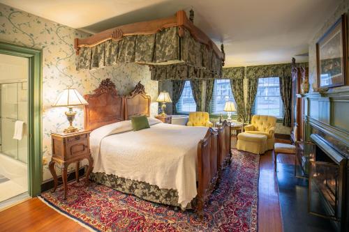 - une chambre avec un grand lit dans l'établissement Cameron Estate Inn, à Mount Joy