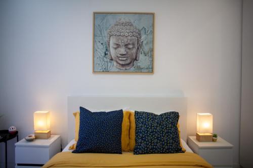 Just4u Apartment في ألمادا: غرفة نوم بسرير مع مصباحين وتمثال