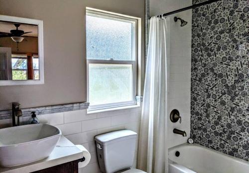 een badkamer met een wastafel, een toilet en een raam bij #3 Howling Wolf's Lair - Cabin W/Fireplace & Views in Santa Ysabel