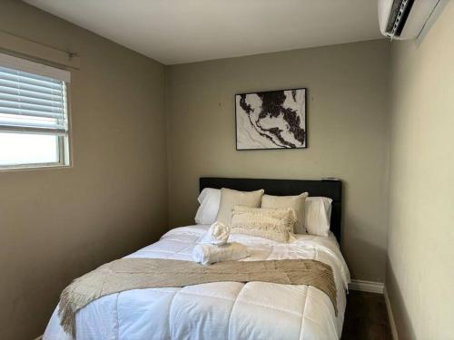 un dormitorio con una cama con un animal de peluche en Cool Coastal OB Life, en San Diego