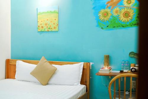 a blue bedroom with a bed with a blue wall at Sông Suối Homestay in Quy Nhon