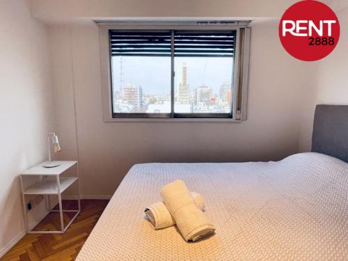 1 dormitorio con cama y ventana con vistas en Rent Membrillar en Buenos Aires