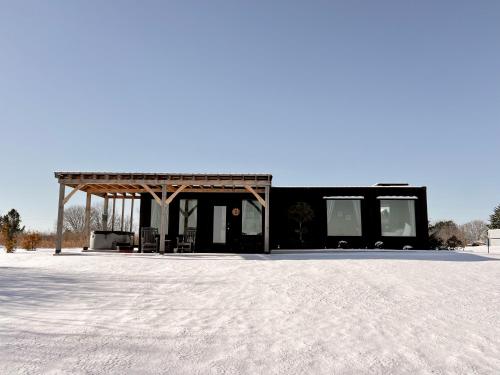 Charming Container Getaway Amidst Rural Serenity v zimě