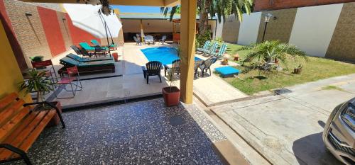 uma vista sobre um pátio com uma piscina em El Descanso Hotel em Termas de Rio Hondo