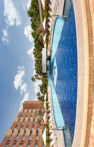 ein großer Pool neben einem hohen Gebäude in der Unterkunft Hotel - Gran Lençóis flat 410 in Barreirinhas