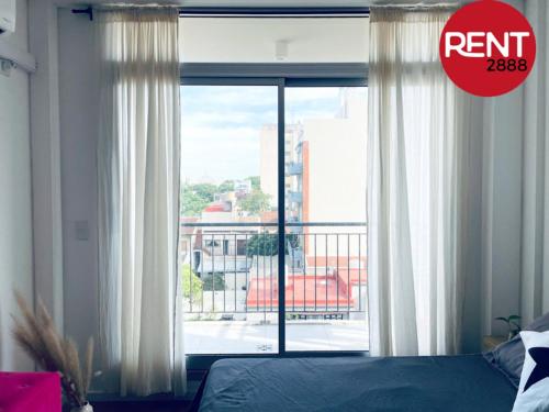 1 dormitorio con ventana y vistas a un balcón en Rent Balbin en Buenos Aires