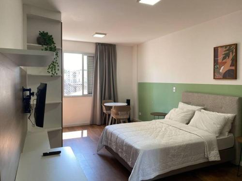 - une chambre avec un lit et une chambre avec une télévision dans l'établissement Apt. inteiro recém-reformado - Santa Cecília, à São Paulo